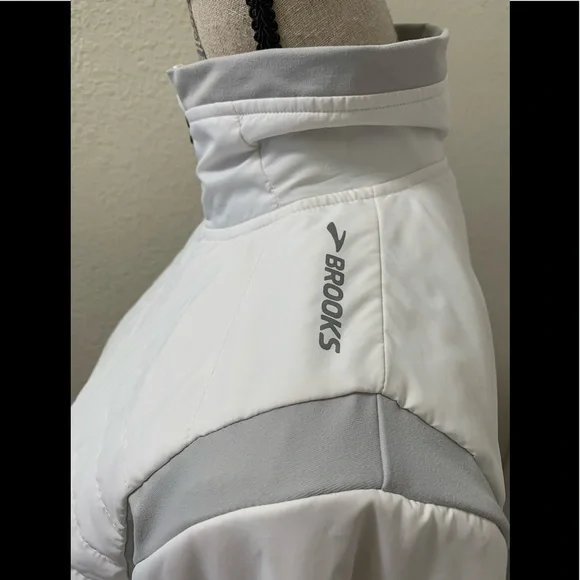 Brooks Cascadia Thermal Jacket In White - Picture 6 of 9